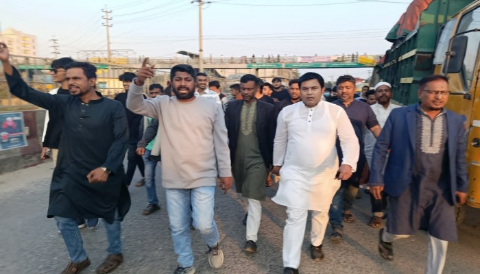 হাদী হত্যার প্রতিবাদে ঢাকা-চট্টগ্রাম মহাসড়কে যুব শক্তির হানিফের নেতৃত্বে বিক্ষোভ মিছিল