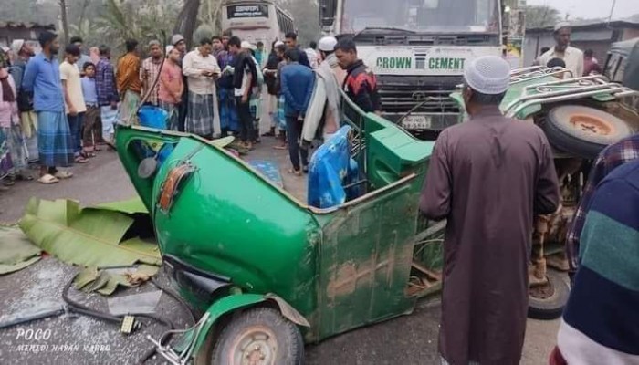 চাঁদপুর-কুমিল্লা সড়কে সিএনজি-বাস সংঘর্ষ নিহত ৩ জন চাঁদপুর-কুমিল্লা সড়কে সিএনজি-বাস সংঘর্ষ নিহত ৩ জন