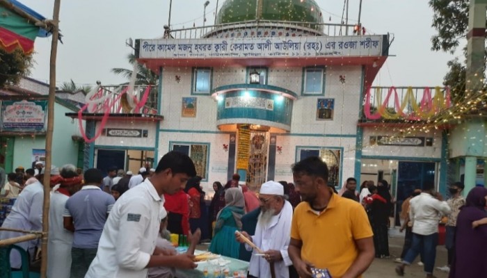 পীরে কামেল মজনু হযরত ক্বারী কেরামত আলী আউলিয়া (রহ.) এর ৬৭তম ওরশের শেষদিন আজ পীরে কামেল মজনু হযরত ক্বারী কেরামত আলী আউলিয়া (রহ.) এর ৬৭তম ওরশের শেষদিন আজ