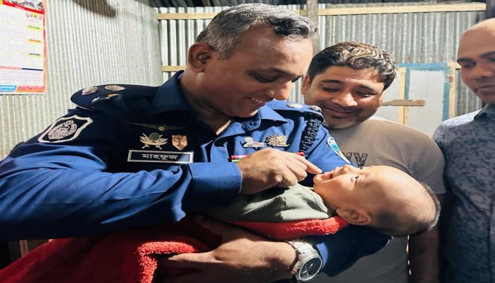 সেই রেখে যাওয়া শিশু ছেলেকে কোলে নিলেন এসপি মাহফুজ্জামান সেই রেখে যাওয়া শিশু ছেলেকে কোলে নিলেন এসপি মাহফুজ্জামান