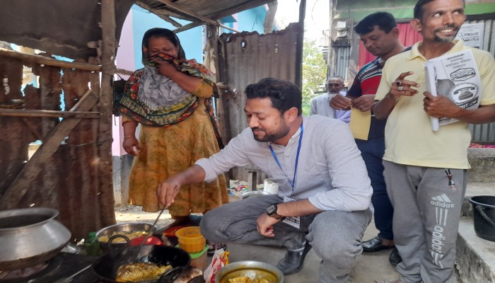 প্রচারণায় গিয়ে মাছ ভাজলেন চেয়ারম্যান প্রার্থী সুমন" প্রচারণায় গিয়ে মাছ ভাজলেন চেয়ারম্যান প্রার্থী সুমন"