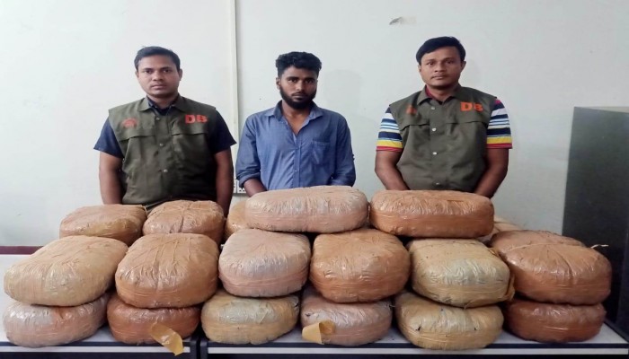 ৫২ কেজি গাঁজাসহ ১ জন গ্রেপ্তার ৫২ কেজি গাঁজাসহ ১ জন গ্রেপ্তার