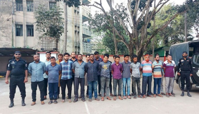 কুমিল্লায় পাসপোর্ট দালালচক্রের মূলহোতাসহ গ্রেপ্তার ২৪ কুমিল্লায় পাসপোর্ট দালালচক্রের মূলহোতাসহ গ্রেপ্তার ২৪