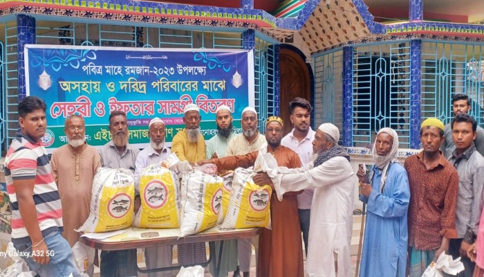 মনোহরগঞ্জে হতদরিদ্রদের মাঝে গরুর গোশতসহ ইফতার সামগ্রী বিতরণ মনোহরগঞ্জে হতদরিদ্রদের মাঝে গরুর গোশতসহ ইফতার সামগ্রী বিতরণ