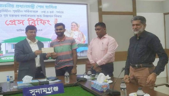 প্রধানমন্ত্রীর অনুদান পেলেন তাহিরপুরের রনি পাল প্রধানমন্ত্রীর অনুদান পেলেন তাহিরপুরের রনি পাল