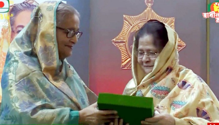স্বাধীনতা পুরস্কার প্রদান করলেন প্রধানমন্ত্রী স্বাধীনতা পুরস্কার প্রদান করলেন প্রধানমন্ত্রী