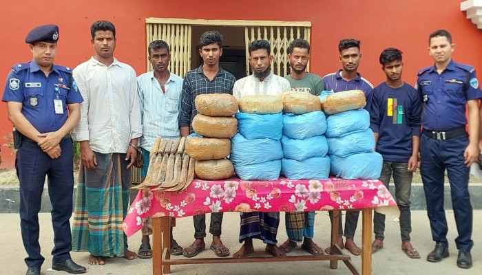 ৫৬ কেজি গাঁজা ও ৭টি রামদাসহ সাতজন গ্রেপ্তার ৫৬ কেজি গাঁজা ও ৭টি রামদাসহ সাতজন গ্রেপ্তার