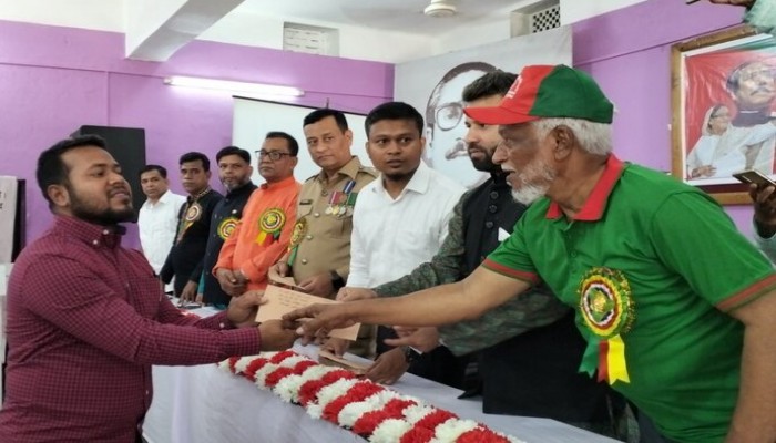 মুক্তিযোদ্ধা ও শহীদ পরিবারের সদস্যদের সংবর্ধনা মুক্তিযোদ্ধা ও শহীদ পরিবারের সদস্যদের সংবর্ধনা