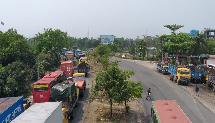 ঢাকা-চট্টগ্রাম মহাসড়কের কুমিল্লার অংশে তীব্র যানজট ঢাকা-চট্টগ্রাম মহাসড়কের কুমিল্লার অংশে তীব্র যানজট