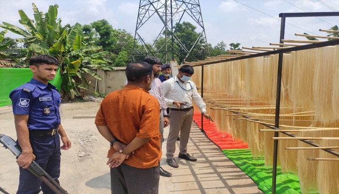 সেমাই কারখানায় অভিযান ১ লাখ টাকা জরিমানা সেমাই কারখানায় অভিযান ১ লাখ টাকা জরিমানা