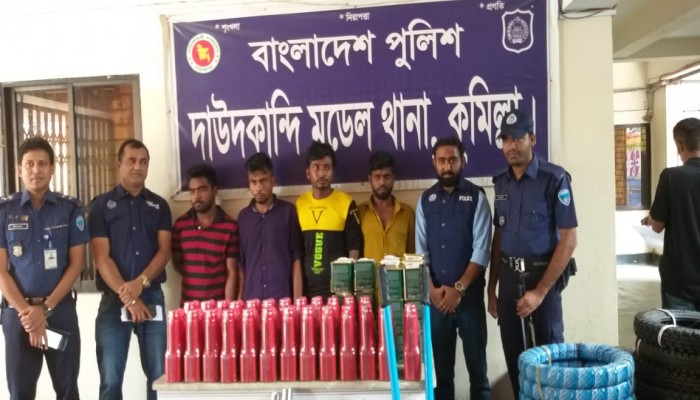 দাউদকান্দিতে পাঁচ লাখ টাকার চোরাইপণ্যসহ আটক-৪ দাউদকান্দিতে পাঁচ লাখ টাকার চোরাইপণ্যসহ আটক-৪