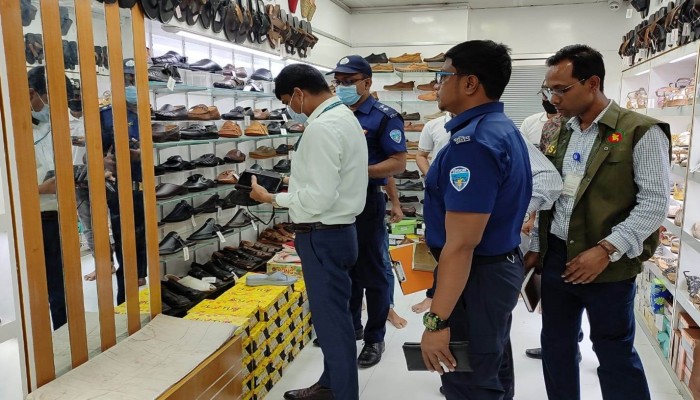 গৌরিপুর বাজারে তদারকি অভিযান ৩ প্রতিষ্ঠানকে লক্ষাধিক টাকা জরিমানা | প্রধান খবর গৌরিপুর বাজারে তদারকি অভিযান ৩ প্রতিষ্ঠানকে লক্ষাধিক টাকা জরিমানা | প্রধান খবর