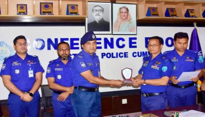 শ্রেষ্ঠ পুলিশ অফিসারের পুরস্কার পেলেন এসআই নাজমুল শ্রেষ্ঠ পুলিশ অফিসারের পুরস্কার পেলেন এসআই নাজমুল