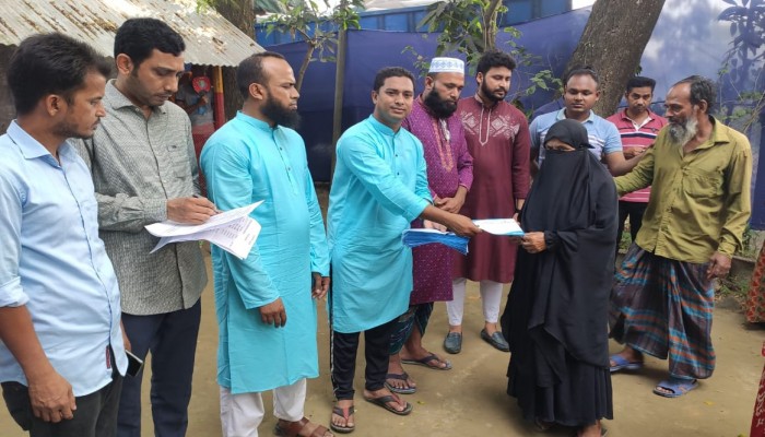 দুই শতাধীক অসহায় মানুষকে ঈদ উপহার হিসেবে ১ হাজার টাকা করে নগদ অর্থ প্রদান দুই শতাধীক অসহায় মানুষকে ঈদ উপহার হিসেবে ১ হাজার টাকা করে নগদ অর্থ প্রদান