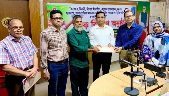 কুমিল্লায় বিভিন্ন রোগে আক্রান্ত রোগীদের এককালীন আর্থিক অনুদানের চেক বিতরণ কুমিল্লায় বিভিন্ন রোগে আক্রান্ত রোগীদের এককালীন আর্থিক অনুদানের চেক বিতরণ