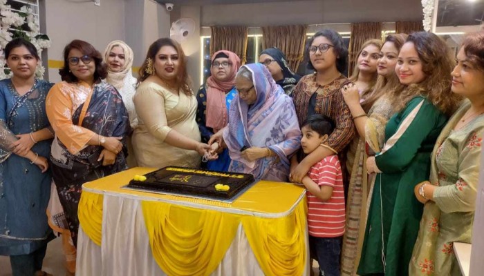 জমকালো আয়োজনে উদ্বোধন হলো "স্টুডিও ব্লাশ" জমকালো আয়োজনে উদ্বোধন হলো "স্টুডিও ব্লাশ"