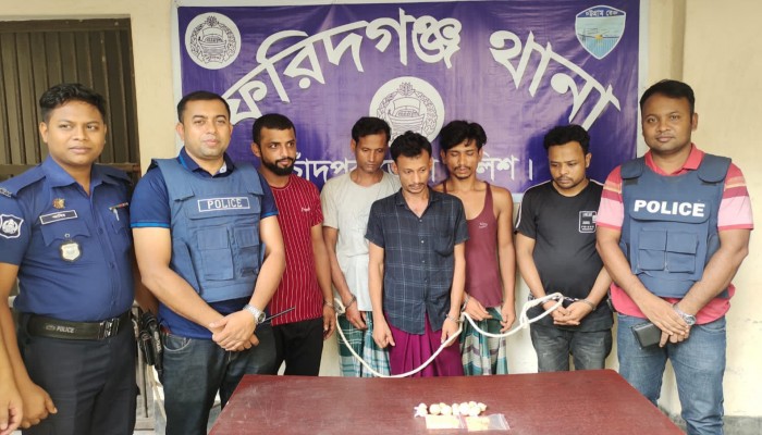 পুলিশের অভিযান দের হাজার পিচ ইয়াবাসহ গ্রেপ্তার ৫ পুলিশের অভিযান দের হাজার পিচ ইয়াবাসহ গ্রেপ্তার ৫