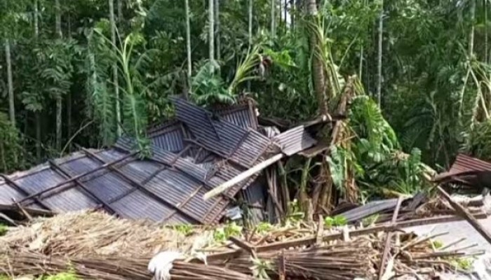 ঘূর্ণিঝড় মোখা থেকে রেহাই পেলেও টর্নেডোর আঘাতে লন্ডভন্ড ঘরবাড়ি ঘূর্ণিঝড় মোখা থেকে রেহাই পেলেও টর্নেডোর আঘাতে লন্ডভন্ড ঘরবাড়ি