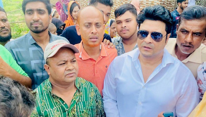 নিজ গ্রামে এক যুগ পর চিত্রনায়ক ফেরদৌস নিজ গ্রামে এক যুগ পর চিত্রনায়ক ফেরদৌস