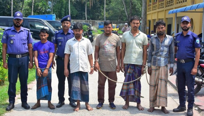 কুমিল্লায় ৫ ডাকাত গ্রেপ্তার: ২ পুলিশ আহত কুমিল্লায় ৫ ডাকাত গ্রেপ্তার: ২ পুলিশ আহত