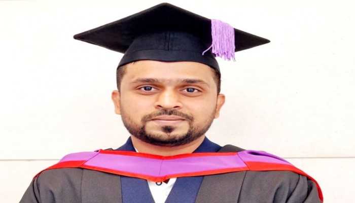 যুক্তরাজ্যের ইউনির্ভাসিটি অব পোর্টসমাউথ থেকে ডিগ্রী অর্জন করলো দাউদকান্দির মেহেদী হাসান যুক্তরাজ্যের ইউনির্ভাসিটি অব পোর্টসমাউথ থেকে ডিগ্রী অর্জন করলো দাউদকান্দির মেহেদী হাসান