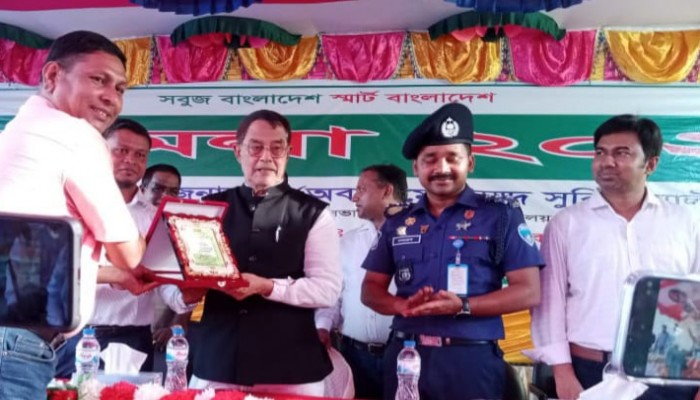 বৃক্ষ মেলায় দাউদকান্দিতে শ্রেষ্ঠ ছাদ বাগানের পুরস্কার পেলেন সাংবাদিক ওমর ফারুক মিয়াজী বৃক্ষ মেলায় দাউদকান্দিতে শ্রেষ্ঠ ছাদ বাগানের পুরস্কার পেলেন সাংবাদিক ওমর ফারুক মিয়াজী