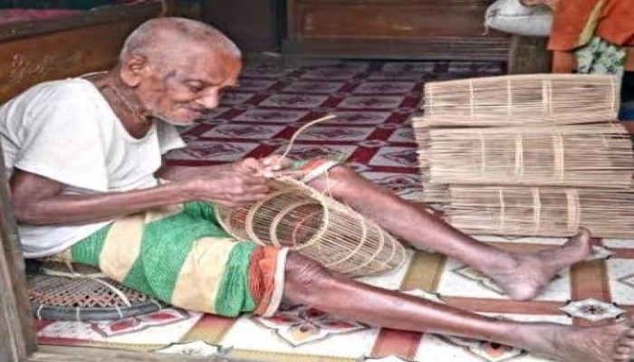 বাঁশের তৈরি পণ্য বিক্রি করেই চলে শতবর্ষী বৃদ্ধ যদুলাল বাইনের সংসার বাঁশের তৈরি পণ্য বিক্রি করেই চলে শতবর্ষী বৃদ্ধ যদুলাল বাইনের সংসার