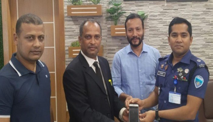সাংবাদিক তাপস সরকারের হারানো মোবাইলটি উদ্ধার করে বুঝিয়ে দিলেন কুমিল্লা ডিবি সাংবাদিক তাপস সরকারের হারানো মোবাইলটি উদ্ধার করে বুঝিয়ে দিলেন কুমিল্লা ডিবি