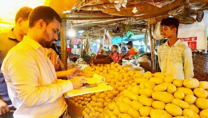 দেবীদ্বারে ভ্রাম্যমাণ আদালতের অভিযান দুই আলু ব্যবসায়ীকে ২৫ হাজার টাকা জরিমানা দেবীদ্বারে ভ্রাম্যমাণ আদালতের অভিযান দুই আলু ব্যবসায়ীকে ২৫ হাজার টাকা জরিমানা