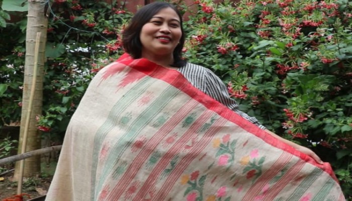"কলাবতী শাড়ি" দেশে সাড়া ফেলে দিয়েছে "কলাবতী শাড়ি" দেশে সাড়া ফেলে দিয়েছে