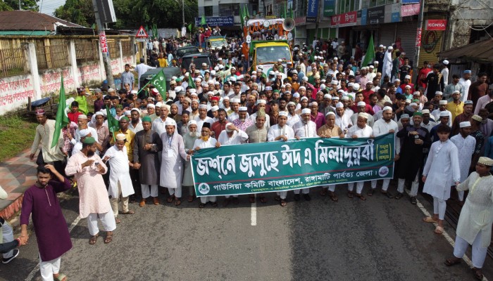 রাঙামাটিতে পার্বত্যাঞ্চলের সর্ববৃহৎ জশনে জুলুছে হাজারো মুসল্লির ঢল রাঙামাটিতে পার্বত্যাঞ্চলের সর্ববৃহৎ জশনে জুলুছে হাজারো মুসল্লির ঢল