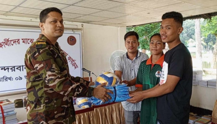 "যতটুকু পেরেছি ততটুকু সহযোগিতার হাত বাড়িয়েছি: মেজর শায়েদ উজ জামান "যতটুকু পেরেছি ততটুকু সহযোগিতার হাত বাড়িয়েছি: মেজর শায়েদ উজ জামান