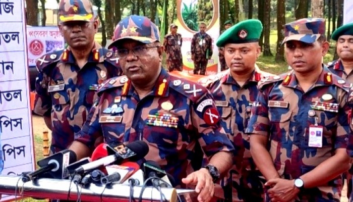 অস্ত্র গোলাবারুদ চালান রোধে আমরা সর্বোচ্চ কাজ করছি :বিজিবি মহাপরিচালক অস্ত্র গোলাবারুদ চালান রোধে আমরা সর্বোচ্চ কাজ করছি :বিজিবি মহাপরিচালক