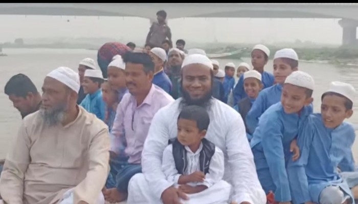 গোমতী নদীতে নৌ-ভ্রমণ করলো দাউদকান্দি আল মদিনা মাদরাসার শিক্ষার্থীরা গোমতী নদীতে নৌ-ভ্রমণ করলো দাউদকান্দি আল মদিনা মাদরাসার শিক্ষার্থীরা