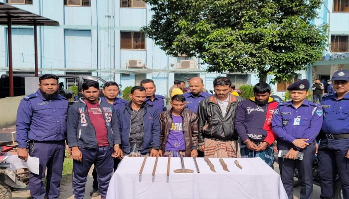 কুমিল্লায় দেশীয় অস্ত্রসহ মহাসড়ক থেকে আন্তঃজেলা ডাকাত চক্রের ৫ সদস্য আটক কুমিল্লায় দেশীয় অস্ত্রসহ মহাসড়ক থেকে আন্তঃজেলা ডাকাত চক্রের ৫ সদস্য আটক