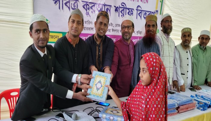 সাংবাদিক শরীফ প্রধান পাঠাগার'এর উদ্যোগে শিক্ষার্থীদের মাঝে পবিত্র কুরআন বিতরণ সাংবাদিক শরীফ প্রধান পাঠাগার'এর উদ্যোগে শিক্ষার্থীদের মাঝে পবিত্র কুরআন বিতরণ