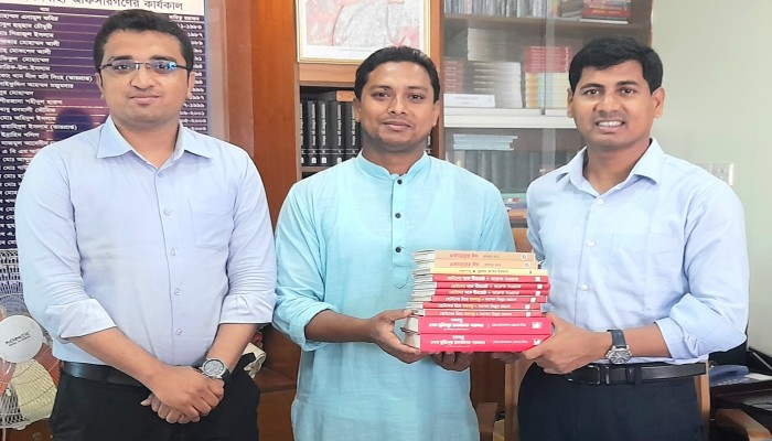 "সাংবাদিক শরীফ প্রধান পাঠাগার'এ নতুন বই উপহার দিলেন ইউএনও আরাফাতুল আলম "সাংবাদিক শরীফ প্রধান পাঠাগার'এ নতুন বই উপহার দিলেন ইউএনও আরাফাতুল আলম