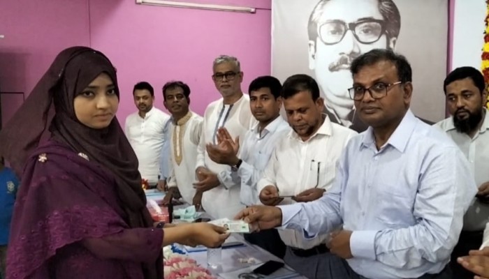 দাউদকান্দিতে স্মার্ট জাতীয় পরিচয়পত্র বিতরণ শুরু দাউদকান্দিতে স্মার্ট জাতীয় পরিচয়পত্র বিতরণ শুরু