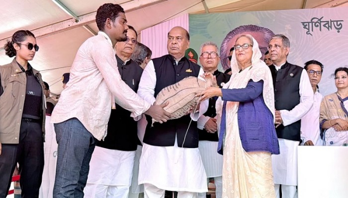 ঘূর্ণিঝড় রেমালে ক্ষতিগ্রস্তদের ত্রাণ বিতরণ করছেন প্রধানমন্ত্রী | প্রধান খবর ঘূর্ণিঝড় রেমালে ক্ষতিগ্রস্তদের ত্রাণ বিতরণ করছেন প্রধানমন্ত্রী | প্রধান খবর