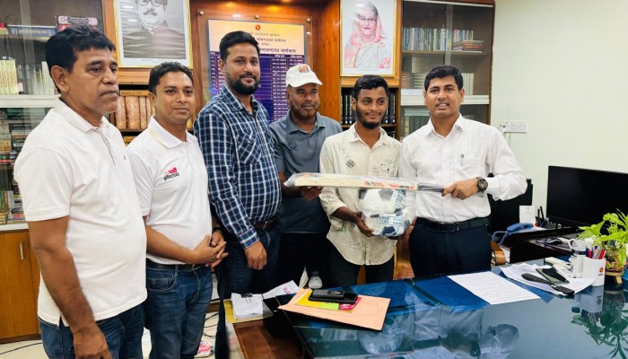 কাদিয়ারভাঙ্গা সামিত-সাফাত স্পোটিং ক্লাবে ক্রীড়া সামগ্রী উপহার দিলো দাউদকান্দি উপজেলা প্রশাসন কাদিয়ারভাঙ্গা সামিত-সাফাত স্পোটিং ক্লাবে ক্রীড়া সামগ্রী উপহার দিলো দাউদকান্দি উপজেলা প্রশাসন