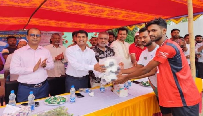 চেয়ারম্যান গোল্ডকাপ ফুটবল টুর্নামেন্টের উদ্বোধন করলেন ইউএনও আরাফাতুল আলম চেয়ারম্যান গোল্ডকাপ ফুটবল টুর্নামেন্টের উদ্বোধন করলেন ইউএনও আরাফাতুল আলম