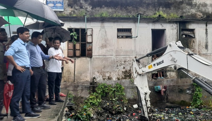 দীর্ঘদিনের ময়লা আর্বজনা ও দখল দূষনে ভরপুর দাউদকান্দির বলদা খাল পরিস্কার কার্যক্রম শুরু দীর্ঘদিনের ময়লা আর্বজনা ও দখল দূষনে ভরপুর দাউদকান্দির বলদা খাল পরিস্কার কার্যক্রম শুরু