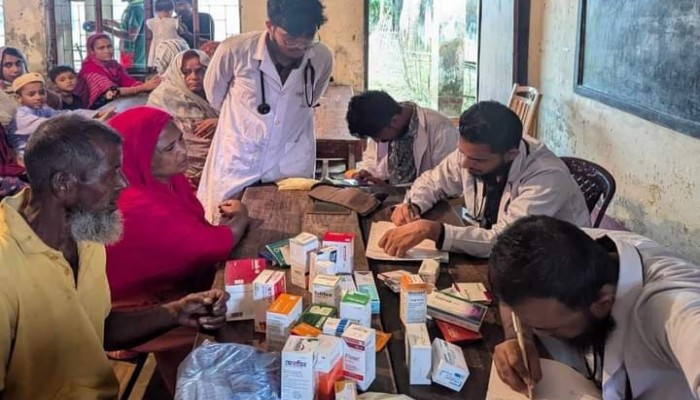 কুমিল্লায় বানভাসিদের ফ্রি চিকিৎসা ও ঔষধ দিলো ইস্টার্ন মেডিকেল কলেজ হাসপাতাল কুমিল্লায় বানভাসিদের ফ্রি চিকিৎসা ও ঔষধ দিলো ইস্টার্ন মেডিকেল কলেজ হাসপাতাল