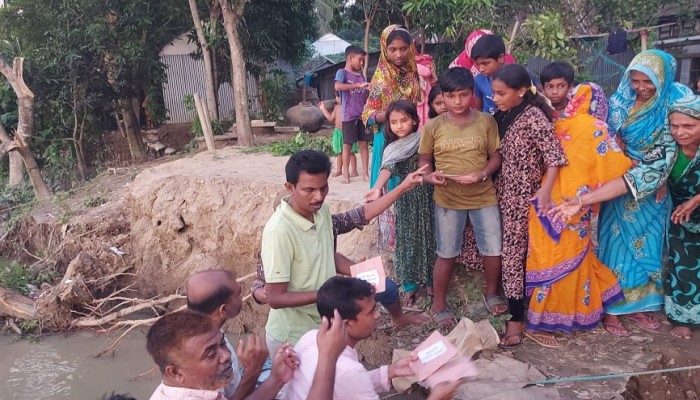 খন্দকার মারুফ হোসেনের নির্দেশে বোরহান ভূঁইয়ার নেতৃত্বে বানভাসিদের নগদ অর্থ ও ঔষধ প্রদান খন্দকার মারুফ হোসেনের নির্দেশে বোরহান ভূঁইয়ার নেতৃত্বে বানভাসিদের নগদ অর্থ ও ঔষধ প্রদান