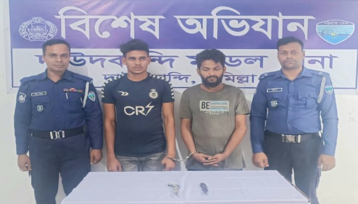 দাউদকান্দিতে দুই ছিনতাইকারীকে হাতেনাতে ধরলেন ভুক্তভোগী নারী দাউদকান্দিতে দুই ছিনতাইকারীকে হাতেনাতে ধরলেন ভুক্তভোগী নারী