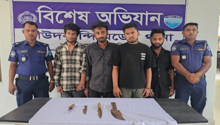 দাউদকান্দিতে ডাকাতির প্রস্তুতীকালে ৪ জন গ্রেফতার দাউদকান্দিতে ডাকাতির প্রস্তুতীকালে ৪ জন গ্রেফতার