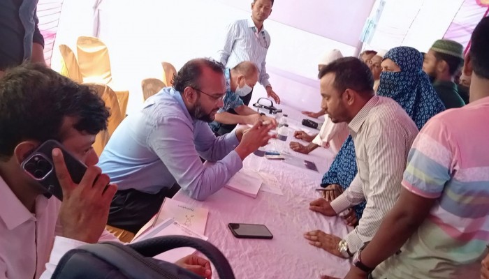 ড. মোশাররফ ফাউন্ডেশনের উদ্যোগে দাউদকান্দিতে দিনব্যাপী ফ্রি স্বাস্থ্য ক্যাম্প ওষুধ বিতরণ ড. মোশাররফ ফাউন্ডেশনের উদ্যোগে দাউদকান্দিতে দিনব্যাপী ফ্রি স্বাস্থ্য ক্যাম্প ওষুধ বিতরণ