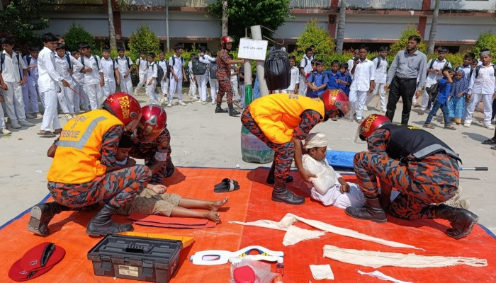 দাউদকান্দিতে ভূমিকম্প ও অগ্নিকাণ্ড বিষয়ক মহড়া অনুষ্ঠিত দাউদকান্দিতে ভূমিকম্প ও অগ্নিকাণ্ড বিষয়ক মহড়া অনুষ্ঠিত