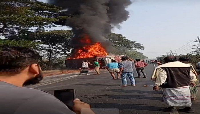 মহাসড়কের দাউদকান্দিতে দুর্ঘটনায় নিহত ৪জনের মধ্যে একজনের পরিচয় সনাক্ত