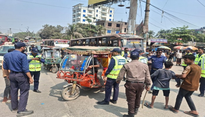 ঢাকা-চট্টগ্রাম মহাসড়কে আঠারোটি থ্রীহুইলার আটক করেছে